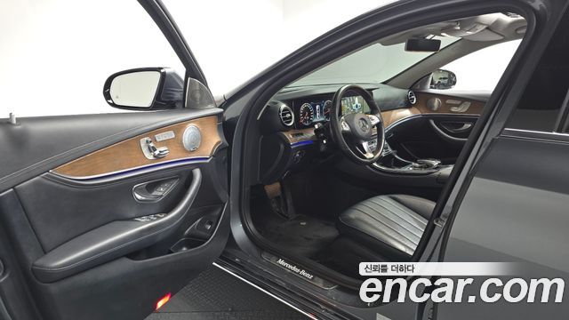 Mercedes-Benz E-Class 2018 — photo 13