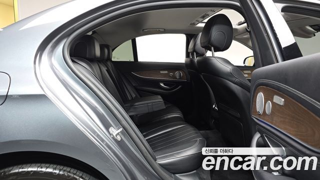 Mercedes-Benz E-Class 2018 — photo 18