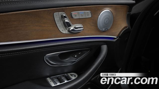 Mercedes-Benz E-Class 2018 — photo 14