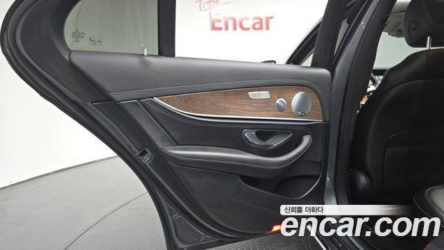 Mercedes-Benz E-Class 2018 — photo 15