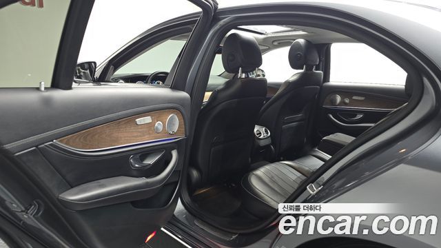Mercedes-Benz E-Class 2018 — photo 16