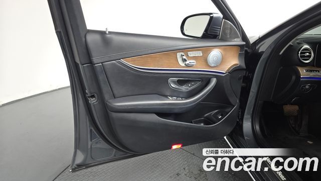 Mercedes-Benz E-Class 2018 — photo 34
