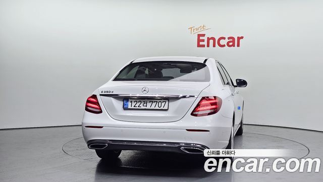 Mercedes-Benz E-Class 2017 — photo 4