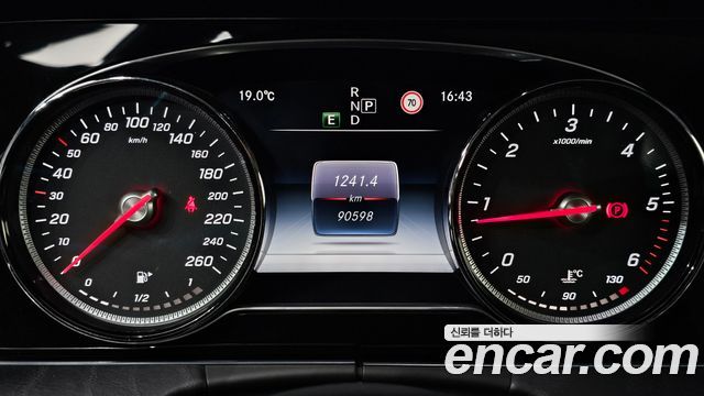 Mercedes-Benz E-Class 2017 — photo 8
