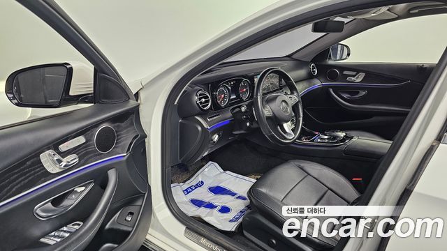 Mercedes-Benz E-Class 2017 — photo 10