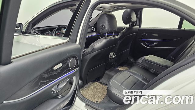 Mercedes-Benz E-Class 2017 — photo 11