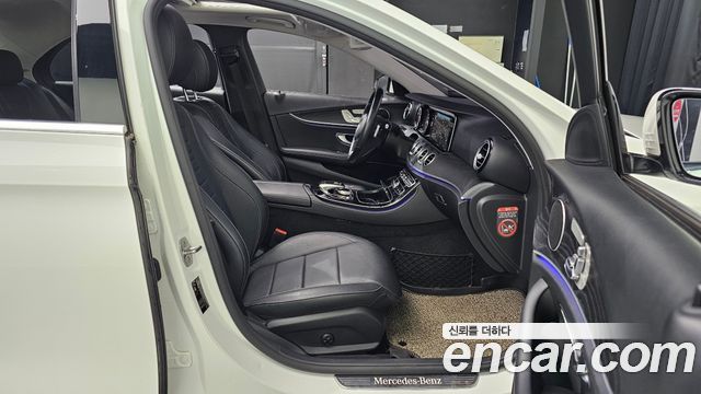 Mercedes-Benz E-Class 2017 — photo 12