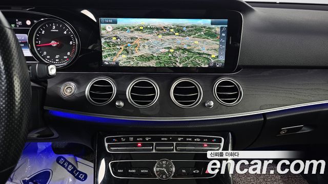 Mercedes-Benz E-Class 2017 — photo 16