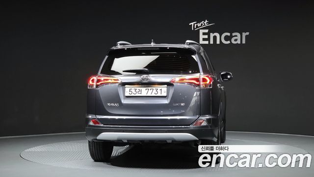 Toyota RAV4 2018 — photo 4