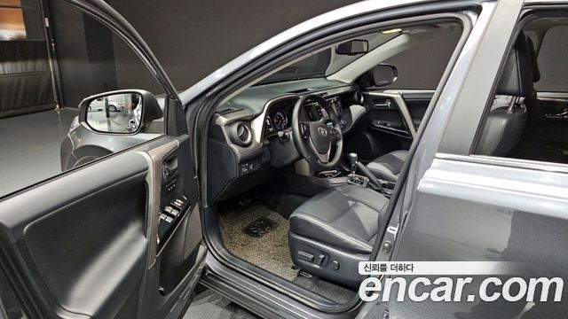 Toyota RAV4 2018 — photo 13