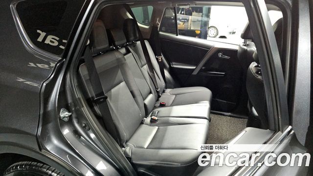 Toyota RAV4 2018 — photo 17