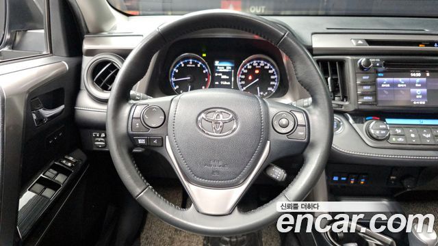 Toyota RAV4 2018 — photo 19