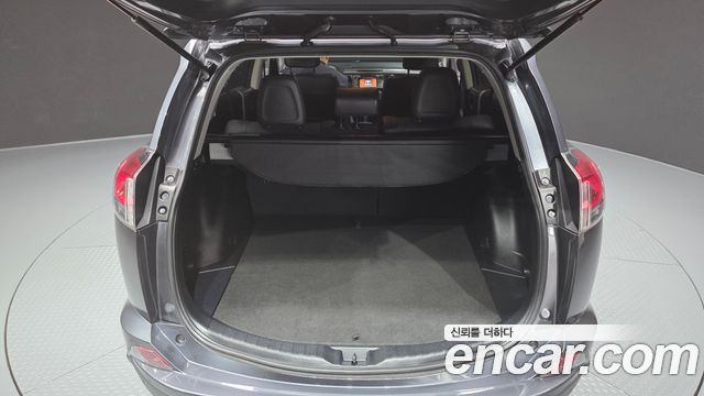 Toyota RAV4 2018 — photo 26