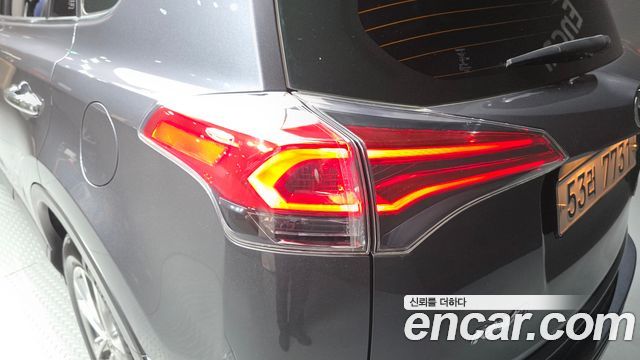 Toyota RAV4 2018 — photo 9