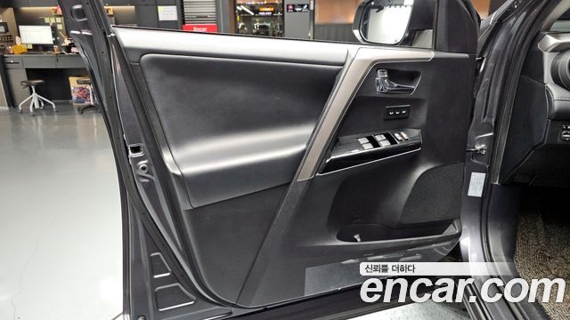 Toyota RAV4 2018 — photo 14