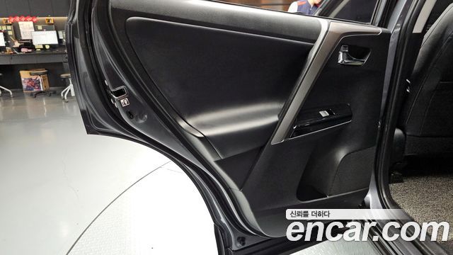 Toyota RAV4 2018 — photo 15