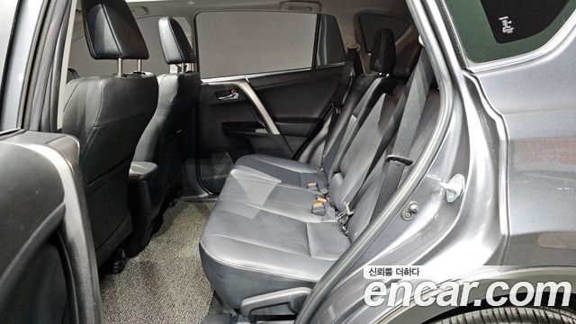 Toyota RAV4 2018 — photo 16