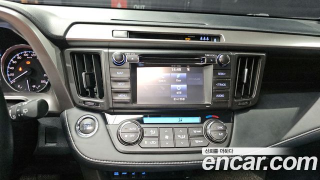 Toyota RAV4 2018 — photo 31
