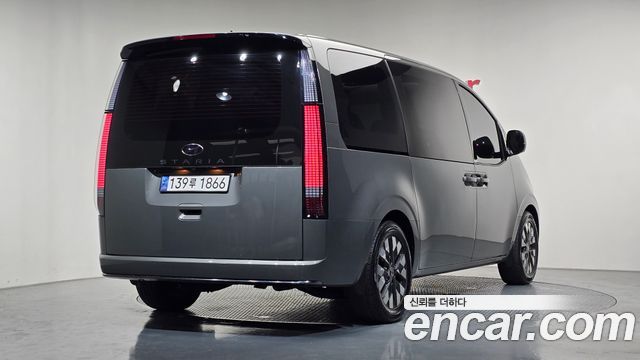 Hyundai Staria 2023 — photo 2