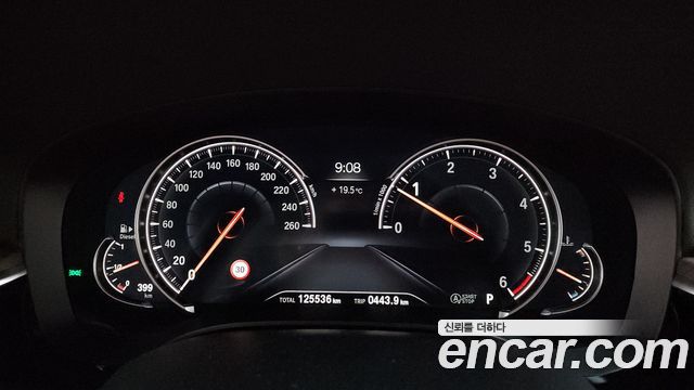 BMW 5-Series 2018 — photo 11