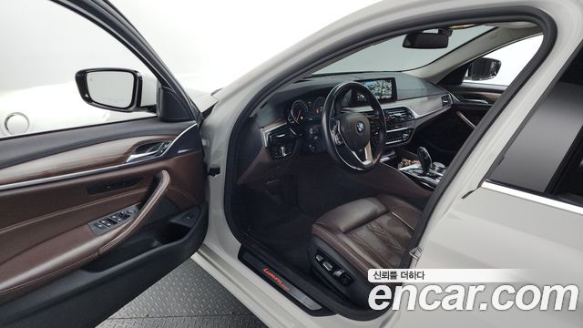 BMW 5-Series 2018 — photo 13
