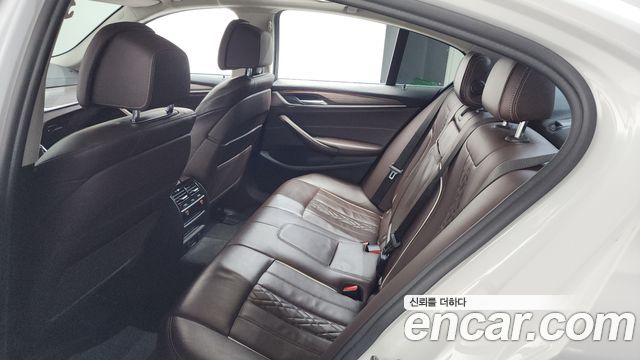 BMW 5-Series 2018 — photo 17