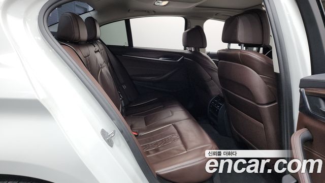 BMW 5-Series 2018 — photo 18