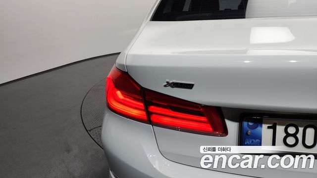 BMW 5-Series 2018 — photo 9