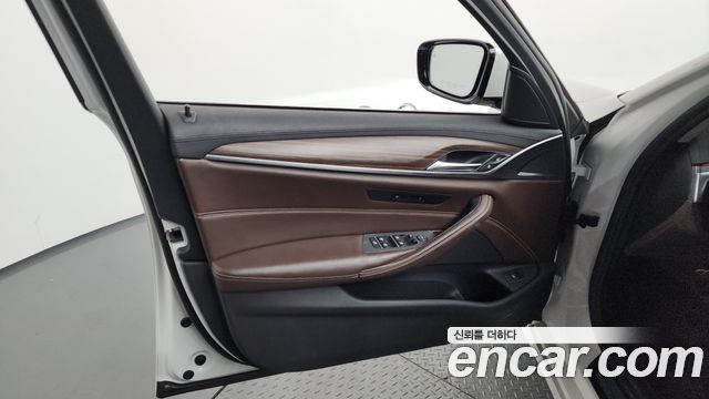 BMW 5-Series 2018 — photo 14