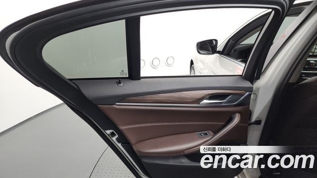 BMW 5-Series 2018 — photo 15