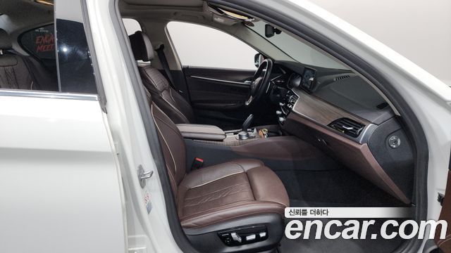BMW 5-Series 2018 — photo 16