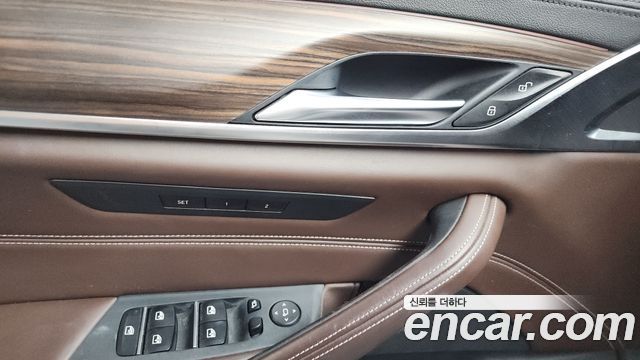 BMW 5-Series 2018 — photo 30