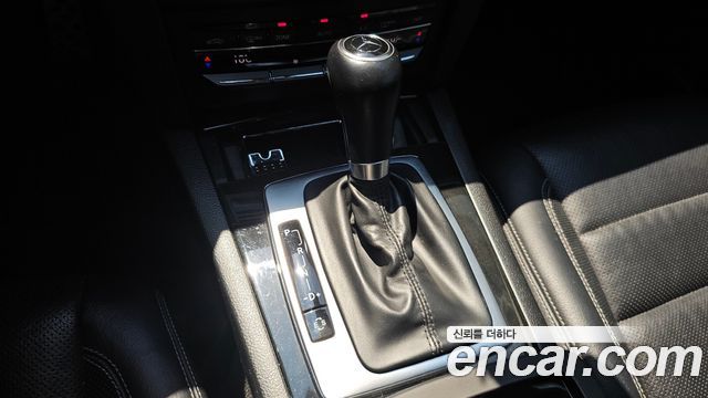 Mercedes-Benz E-Class 2011 — photo 9