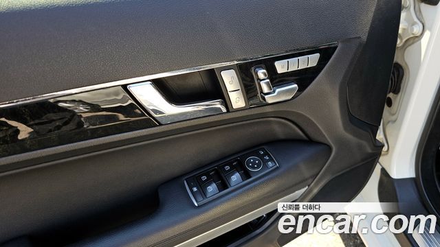 Mercedes-Benz E-Class 2011 — photo 19