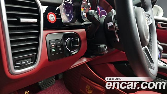 Porsche Cayenne 2023 — photo 29