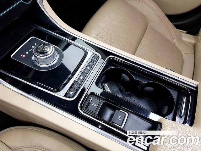 Jaguar XF 2016 — photo 9