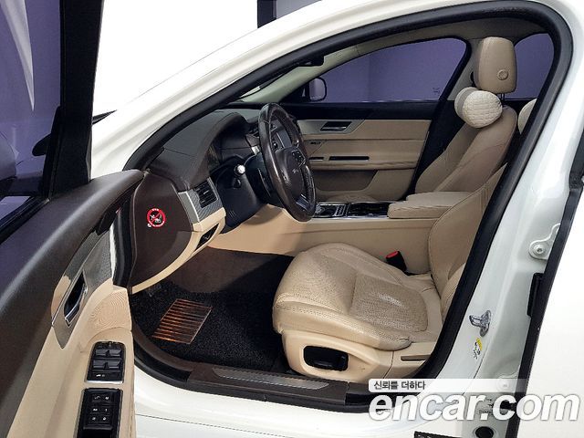 Jaguar XF 2016 — photo 10