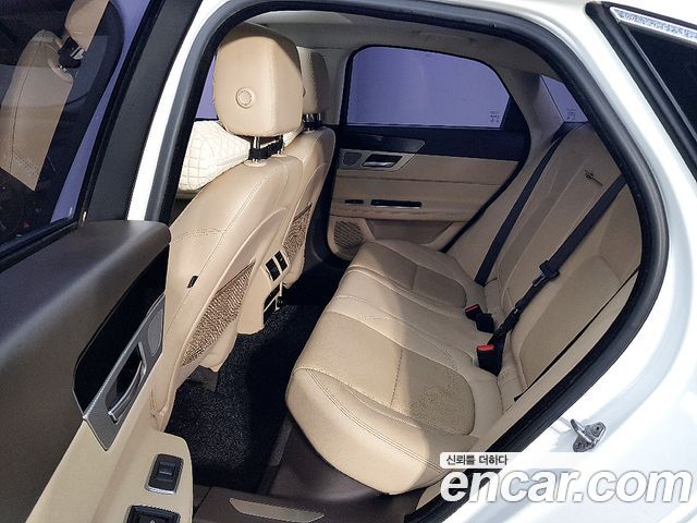 Jaguar XF 2016 — photo 11