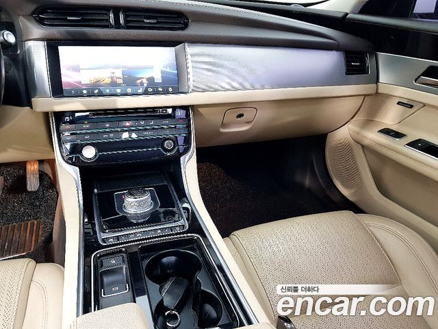 Jaguar XF 2016 — photo 12