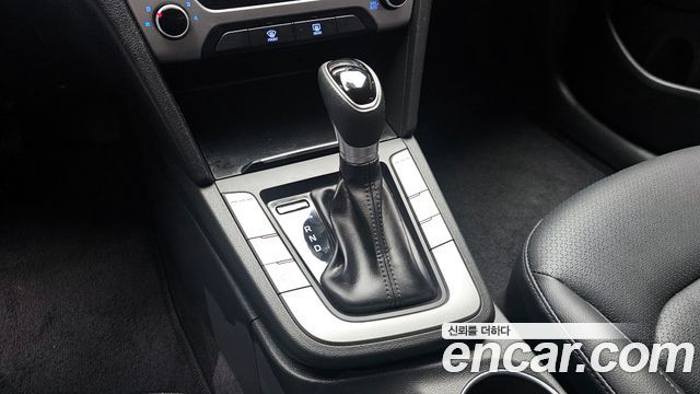 Hyundai AVANTE 2017 — photo 12