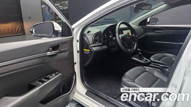 Hyundai AVANTE 2017 — photo 13