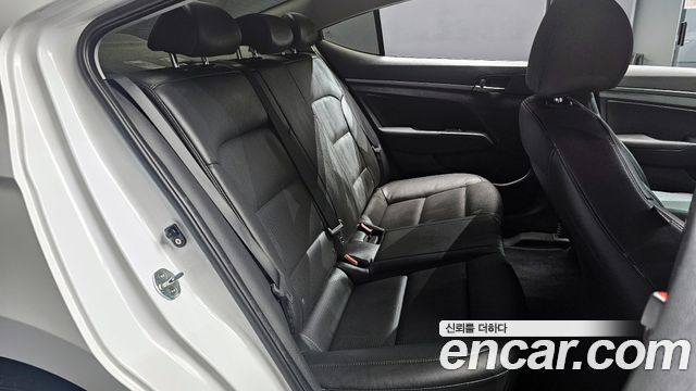 Hyundai AVANTE 2017 — photo 17