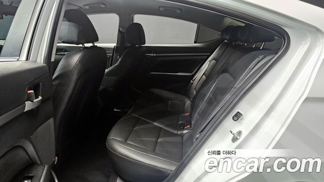 Hyundai AVANTE 2017 — photo 18