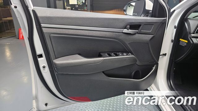 Hyundai AVANTE 2017 — photo 14