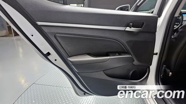 Hyundai AVANTE 2017 — photo 15