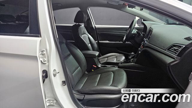 Hyundai AVANTE 2017 — photo 16