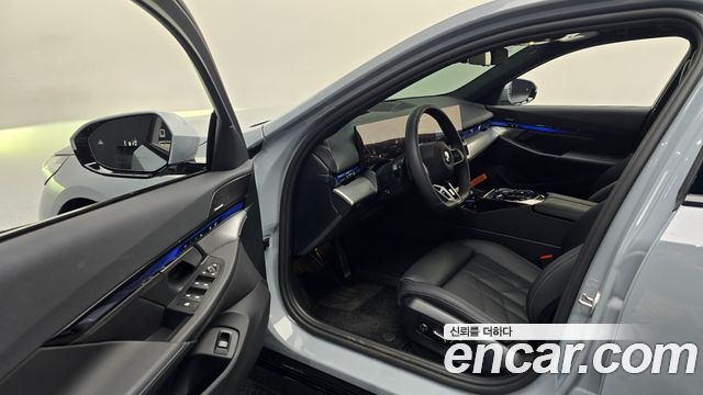 BMW 5-Series 2025 — photo 17