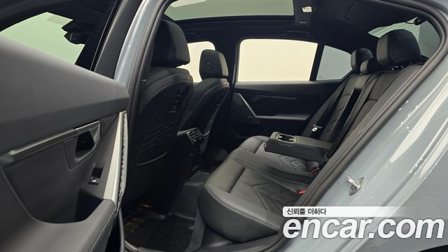BMW 5-Series 2025 — photo 18