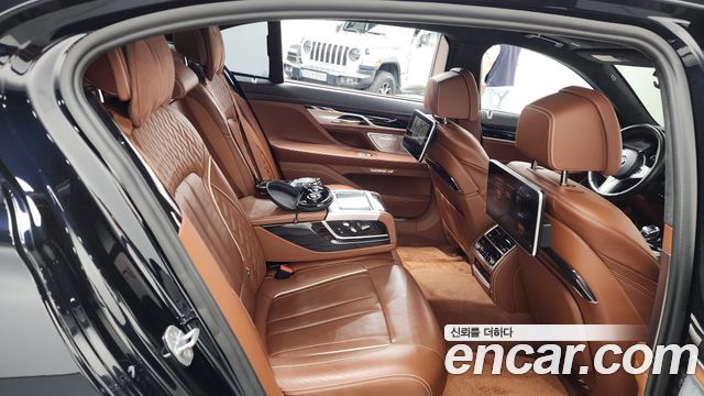 BMW 7-Series 2018 — photo 11