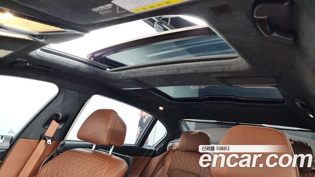 BMW 7-Series 2018 — photo 16